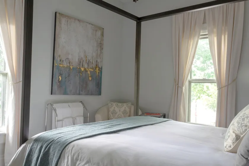 Historic home in quaint Grayslake, self check-in - Image 1