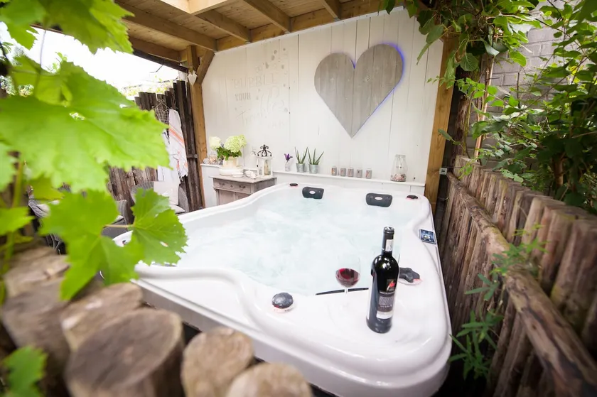 Cottage Bed & Bubbels - Image 1