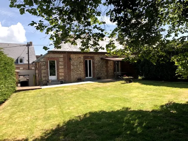 Small town house in green - Image 1