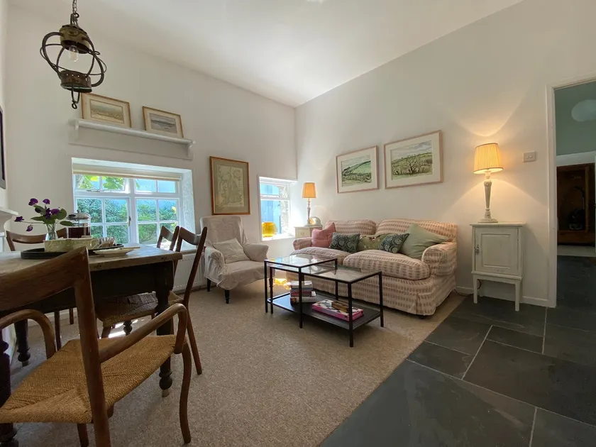 Pretty coach-house cottage close to the sea - Image 1
