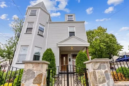 Charming 4R Boston home w/parking, 5 min to Casino - Image 1