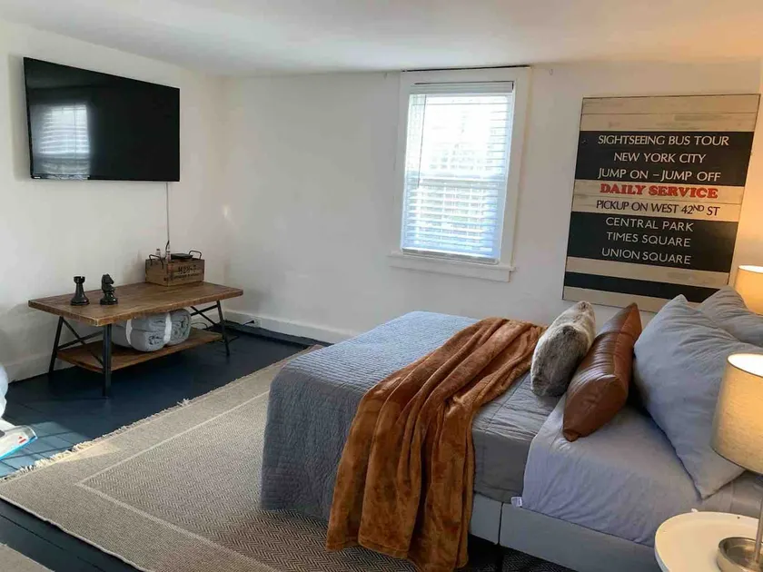 Private 1 Bedroom Triplex 20 min from Philly - Image 1