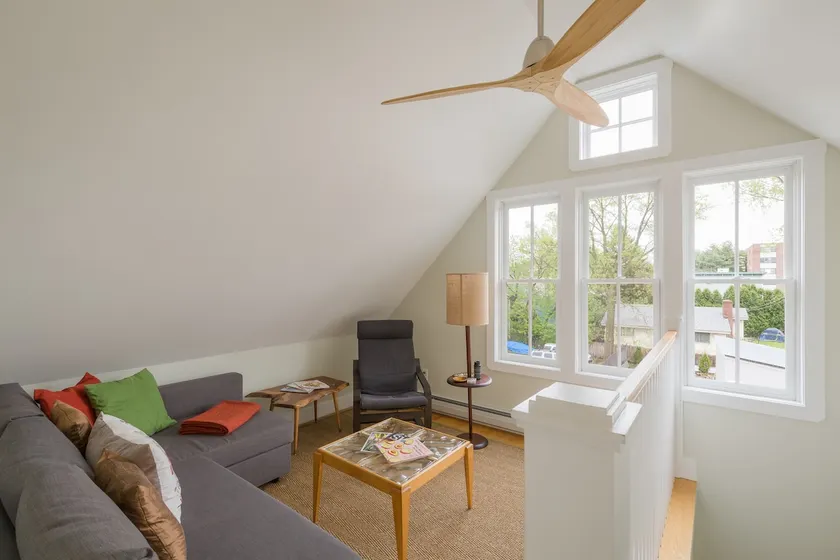 Sunny 3-Bedroom Apartment with Park and Lake View - Image 1