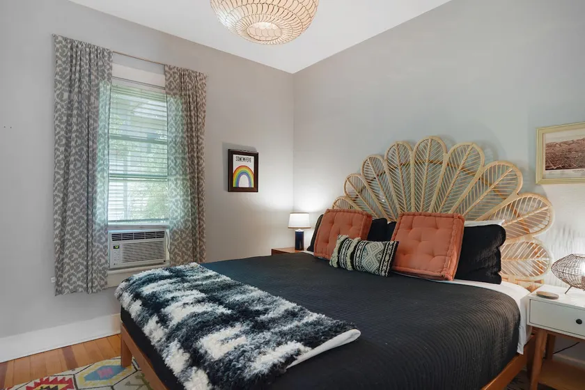 ☀Eclectic Escape☀ Hot tub ★Firepit★ Roku ★Downtown - Image 1