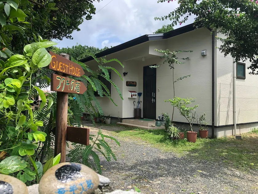A quiet☆ inn surrounded by Fukugi trees,☆ just a 1-minute walk to the beach! Entire guest house - Image 1