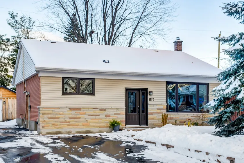 Beautiful Modern Three Bedroom with Parking! - Image 1