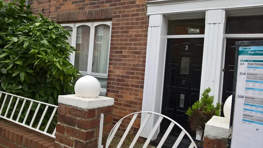 Apartment with Outside Patio and Car Space - Image 1