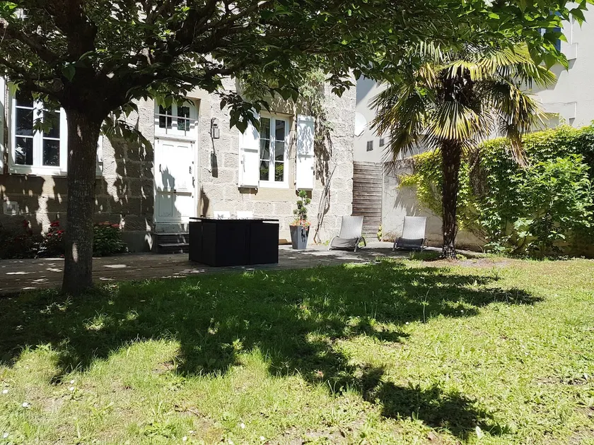 Charming house in the city center with garden - Image 1