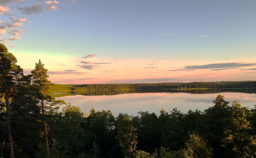 Stunning hunting lodge with amazing lake views - Image 1