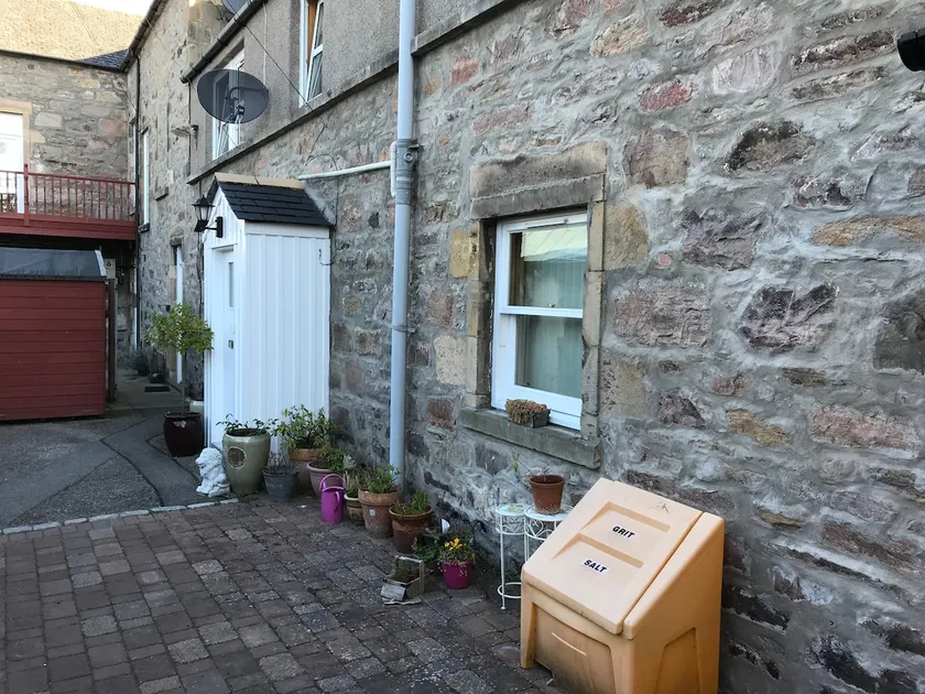 2 Varis Apartments - Image 1