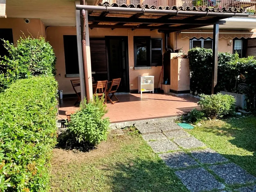 Lallas Home with garden and lake view - Image 1
