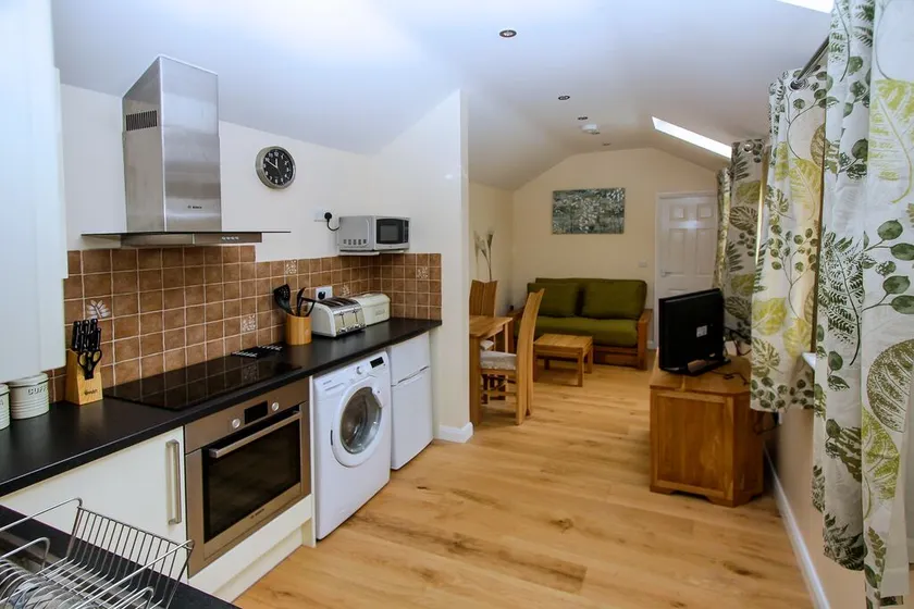 Modern Private 1 Bedroom Bungalow - Image 1