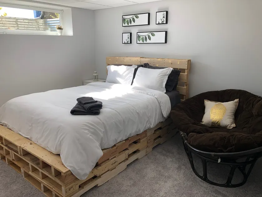 Cozy, private basement suite - Image 1