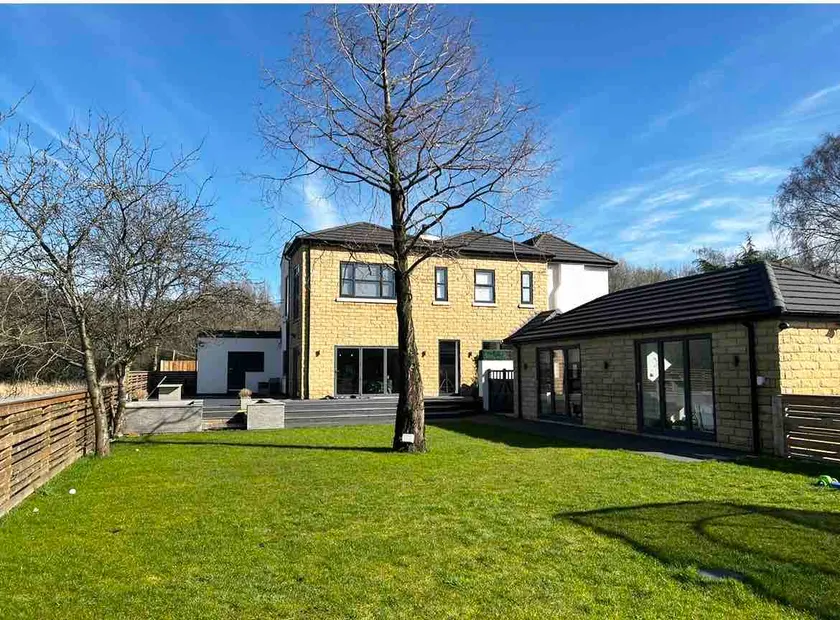 Manchester Luxury Country House Close To The City With Hot Tub & BBQ Fire Pit. - Image 1