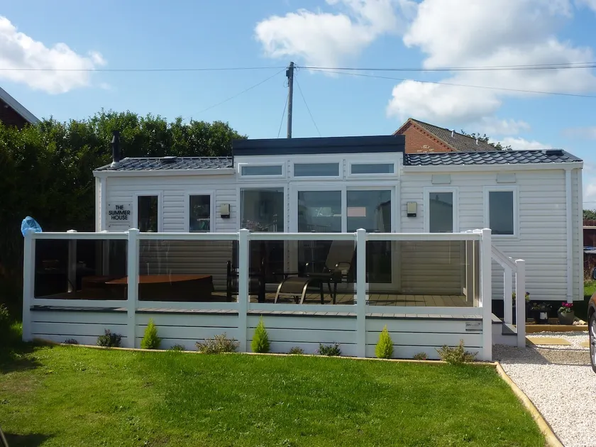 THE SUMMER HOUSE SEA SIDE ESCAPE WITH HOT TUB - Image 1