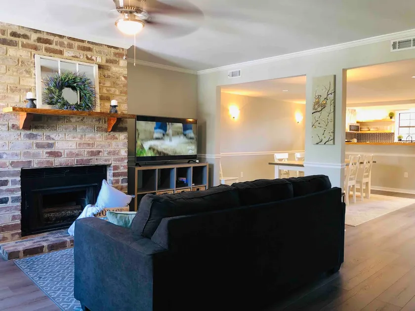 10 minutes from River st. and historic district! - Image 1