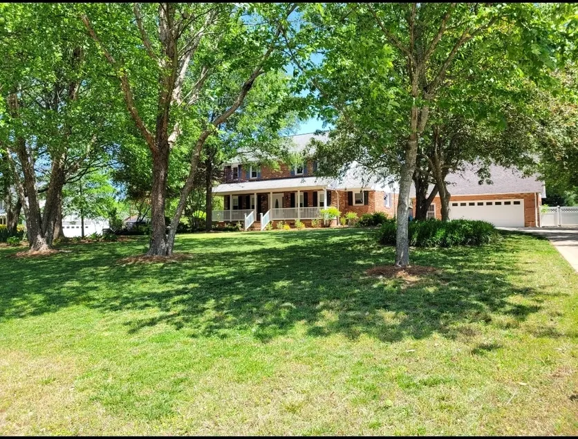 Charming Entire Harrisburg home with large yard. - Image 1