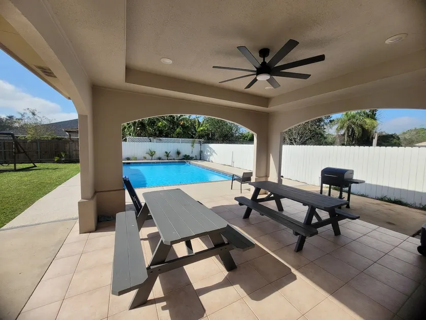Modern 4 bedroom House with Pool - Image 1