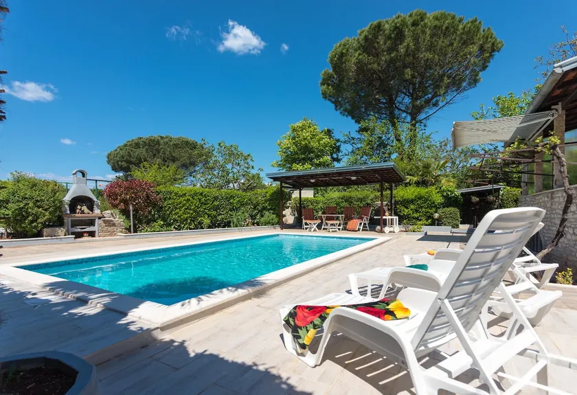Rivoli sommerhus med pool i Valbandon - Image 1