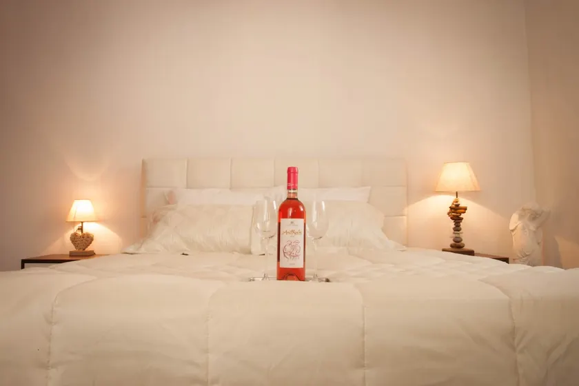 Amantes Amentes - Beach House Santorini - Image 1