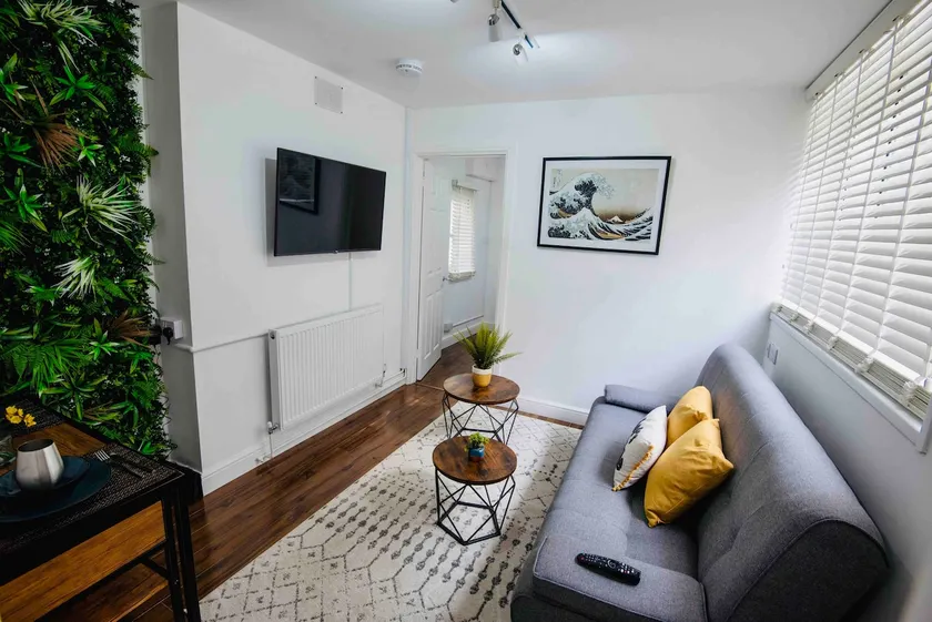 ★ Central Modern Apartment ★ Private Courtyard - Image 1