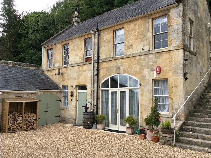 BATH COUNTRY COACH HOUSE SLEEPS 8 NEAR CANAL - Image 1
