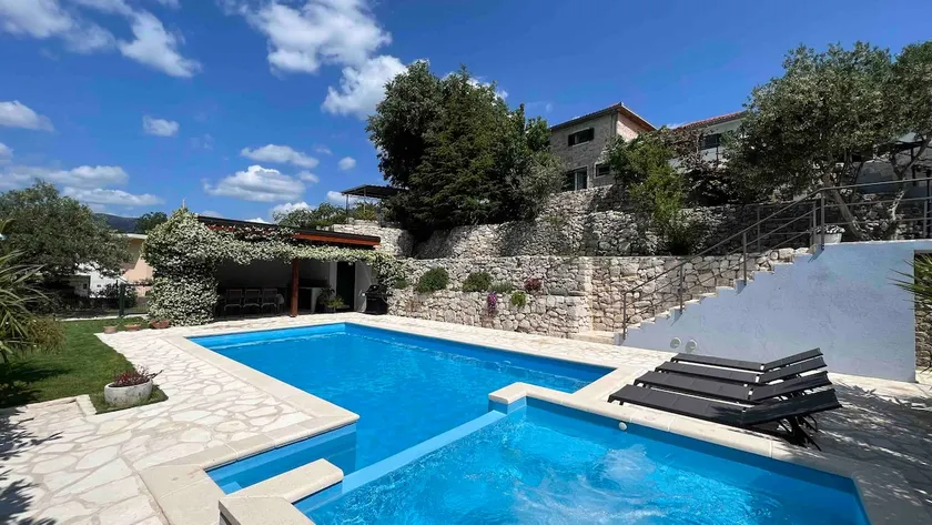 Holiday House Vita - Heated pool, Large massage tub and Sports court - Image 1