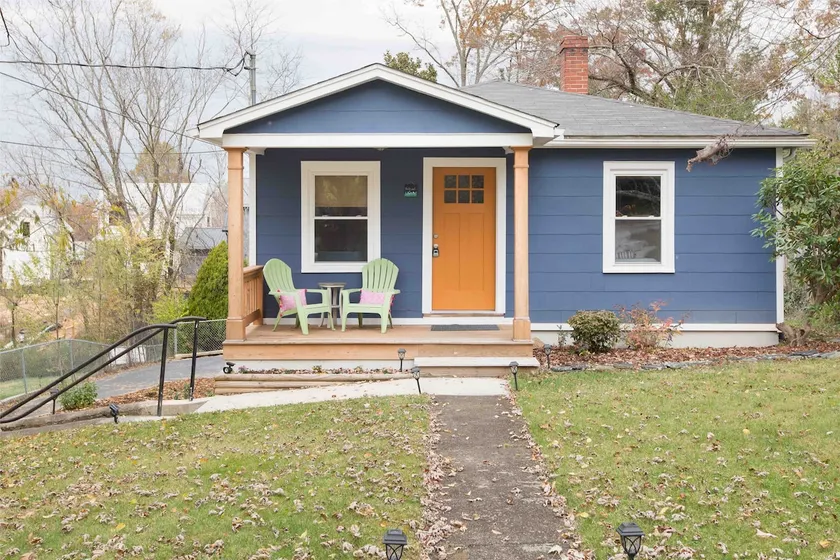 Der blaue Bungalow in im Stadtzentrum gelegenem Weaverville - Image 1