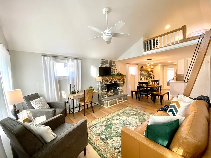 Emerald Oasis- A fully renovated riverside cottage - Image 1