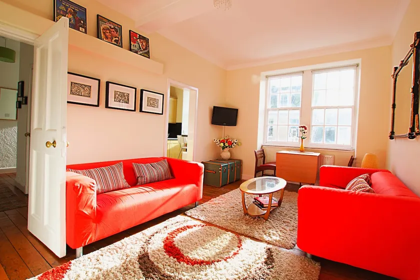 JOIVY Bright Flat with Workspace in New Town - Image 1