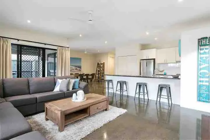 Stylish Rosebud Retreat - Image 1