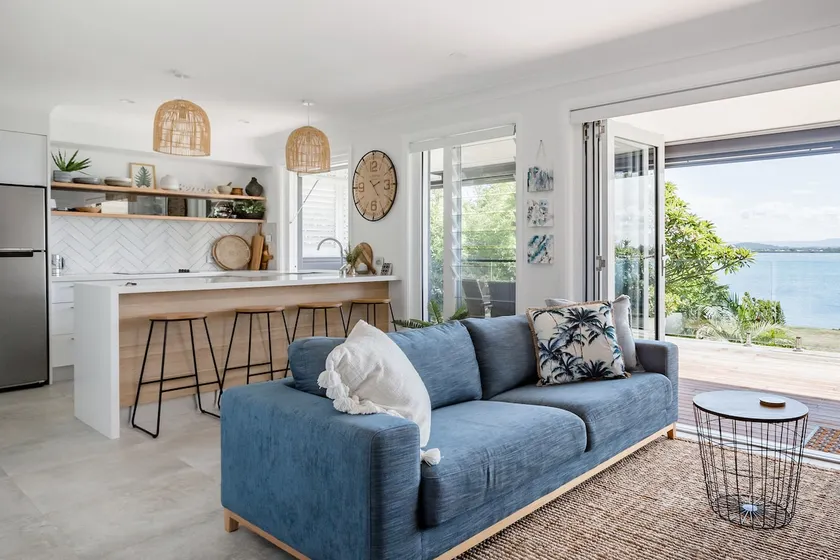 Little Sea Sea, Waterfront Beachside Apartment - Image 1