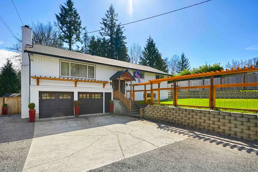 Large custom home within walking distance to lake - Image 1