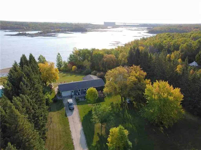 Lake Life with Hot tub/Sauna(Lakefront,4 seasons) - Image 1