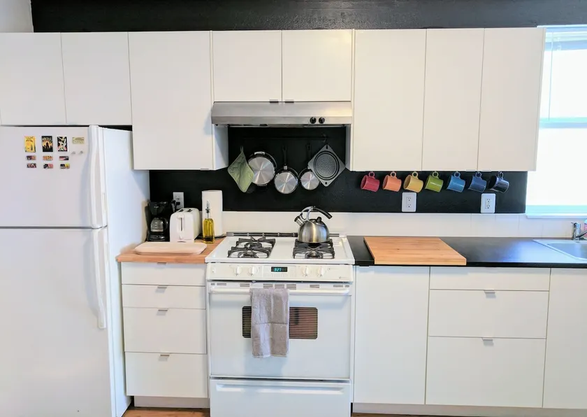 Entire Cozy Apartment Studio in Hip Neighborhood - Image 1