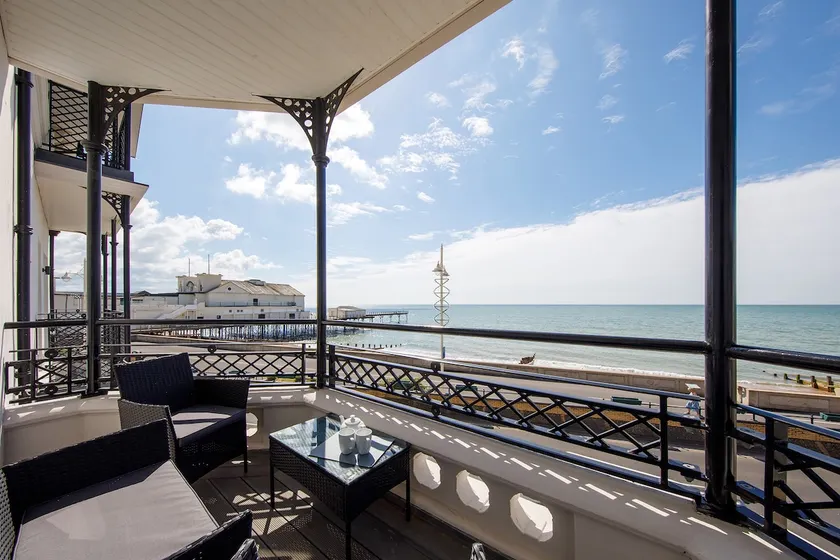 Vue panoramique sur la mer dans appartement en bord de mer avec balcon - Image 1