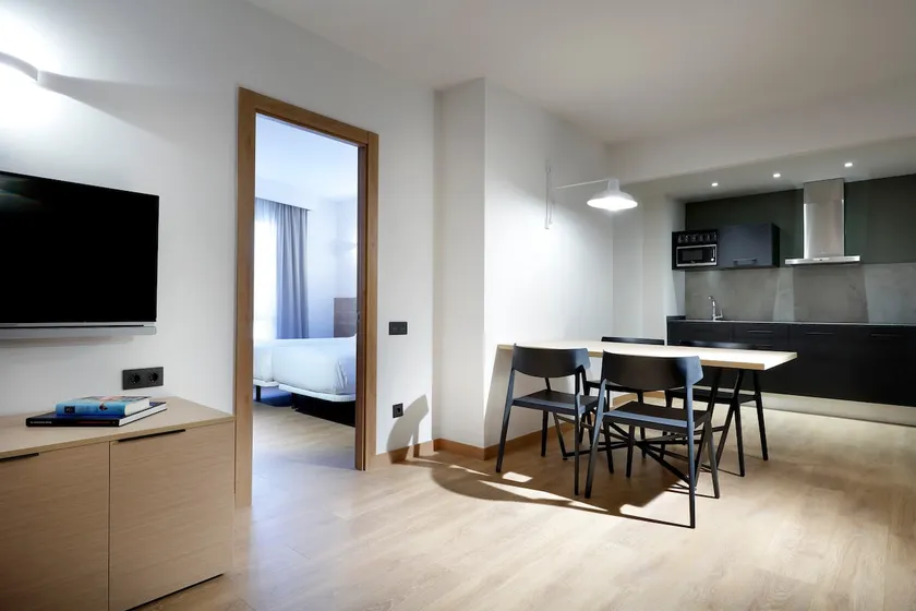 2 bedroom apartment with pool and gym - Image 1