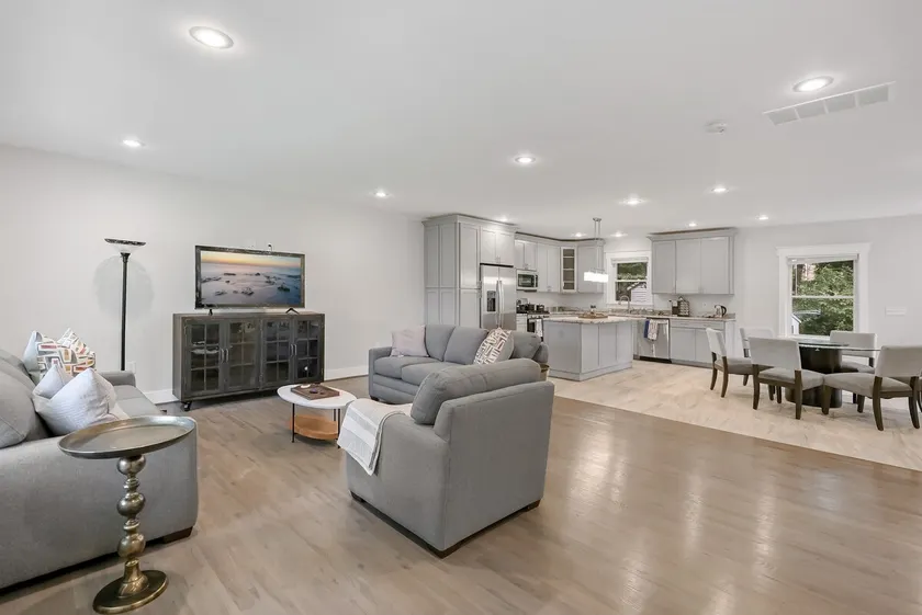 Fresh | 5 bedroom | Luxury | Center | Sunny - Image 1
