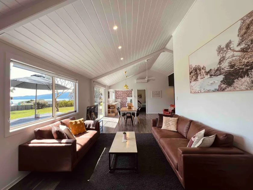 Boomers Retreat, log fire, water views, pub-400m - Image 1