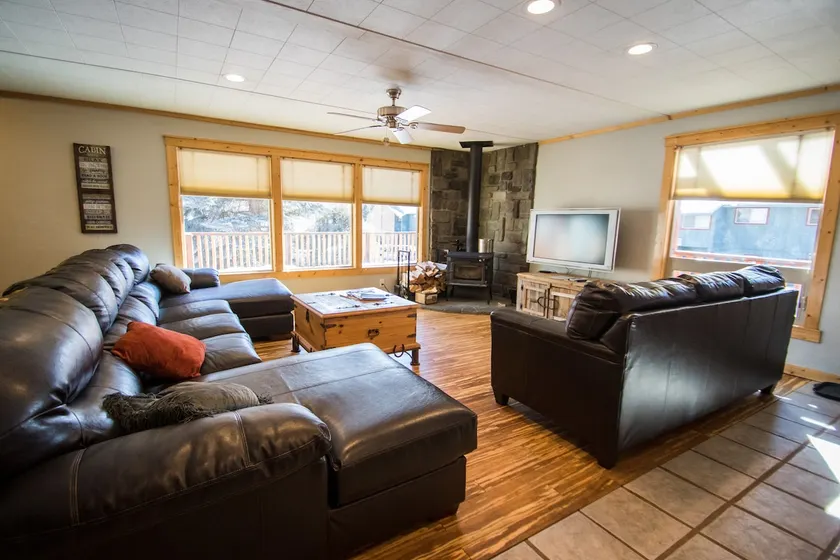 Magnifique chalet familial de 5 chambres au centre-ville de Red River! - Image 1
