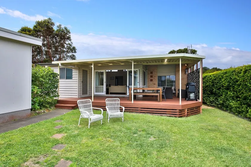 The Deckhouse I Pet Friendly I 2 Mins to Beach - Image 1