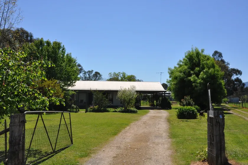 Elmwood Cottage Farm Stay - Image 1