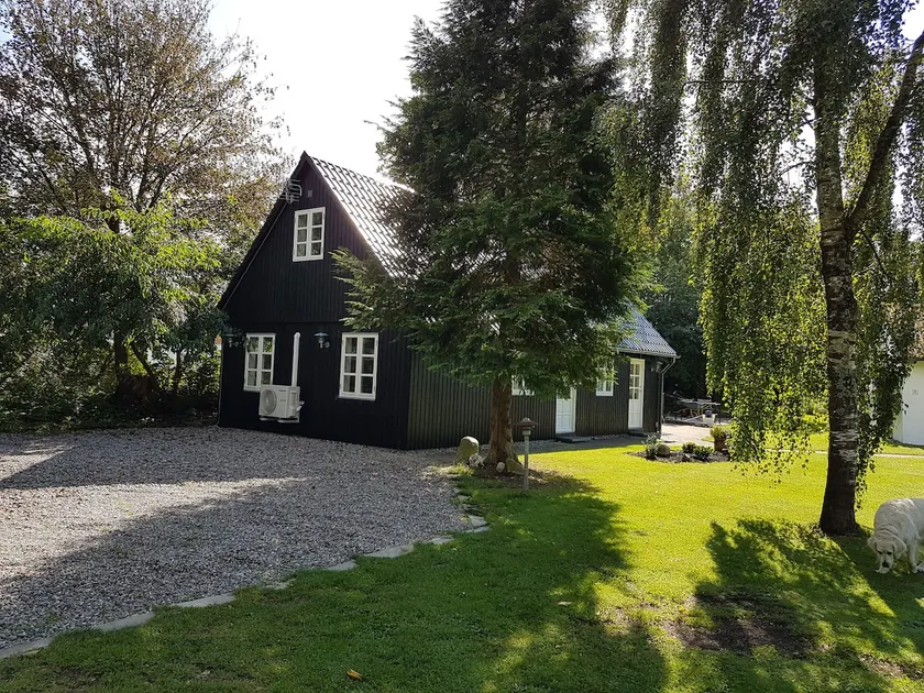 Vacation home in park-like garden, scenic area - Image 1