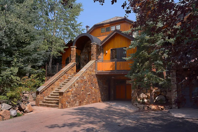 Walk to town! 4 King Beds! 4.5 baths! - Image 1