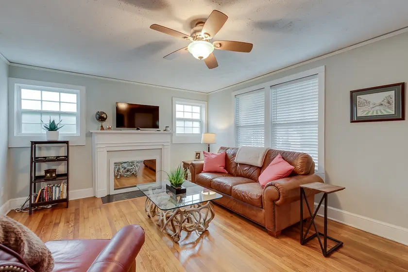 Fenced in Yard, 2 Queen Beds, Downtown! - Image 1