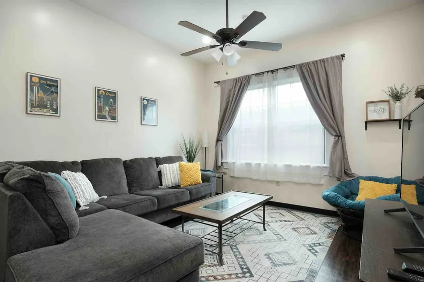 Gorgeous, spacious condo, walkable to downtown - Image 1