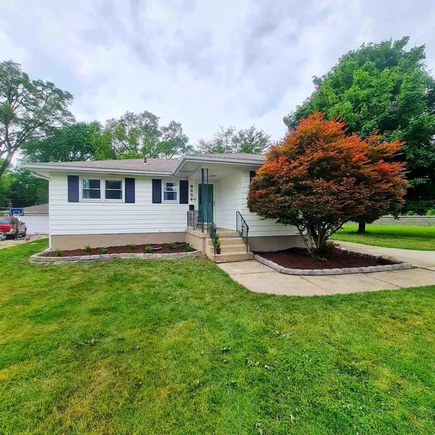 Cozy three bedroom home in Munster , Indiana. - Image 1
