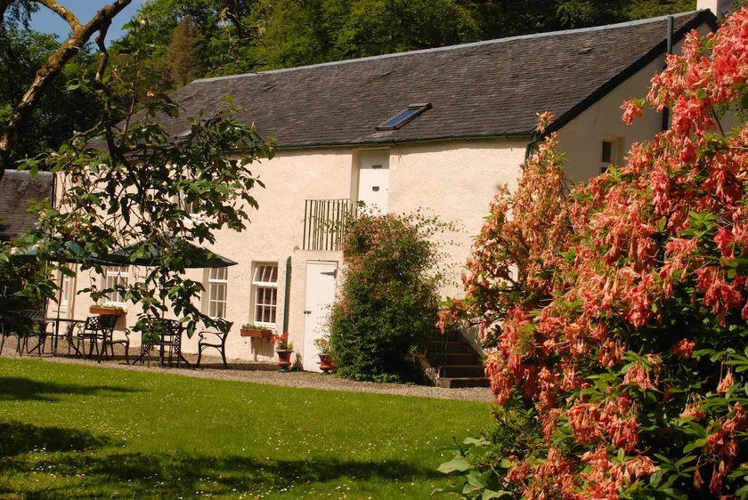 Family-oriented cottage with garden - Image 1