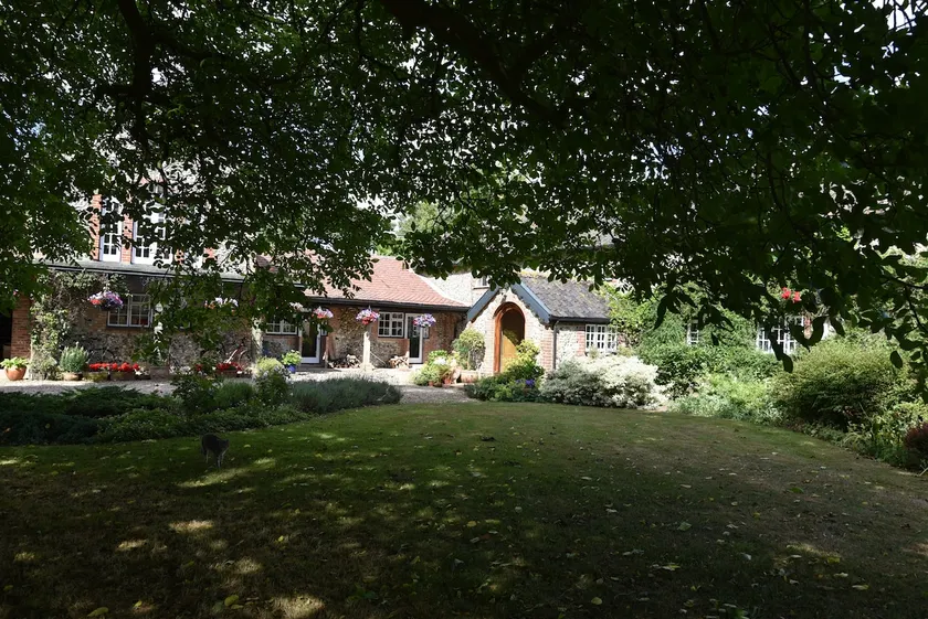 Wonderful 4-bed 1850s Suffolk cottage - Image 1