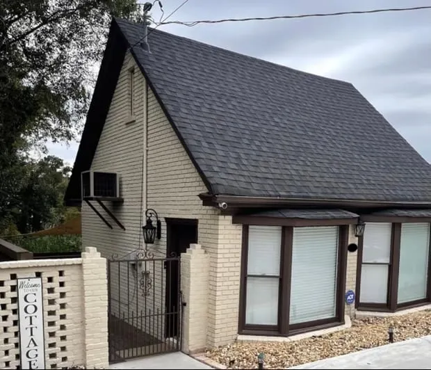 Well appointed Private Cottage with Free Parking - Image 1